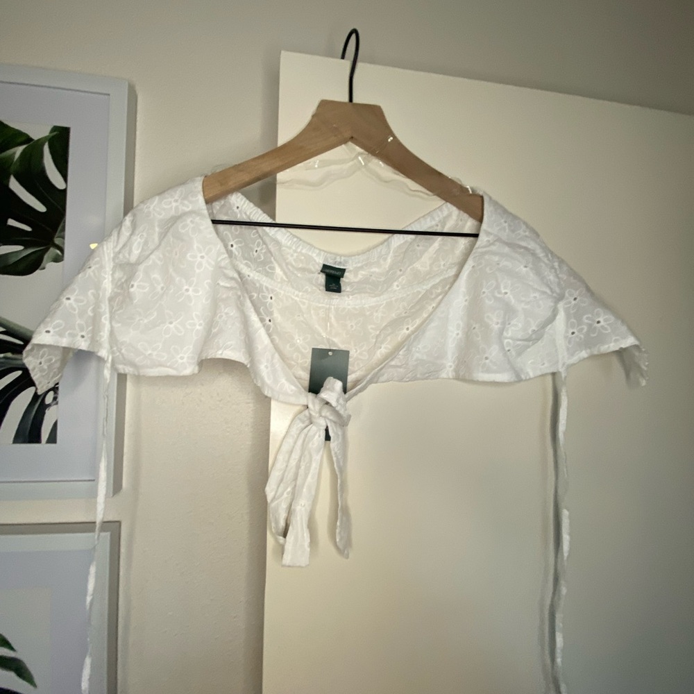 NWT Wild Fable White Floral Crop